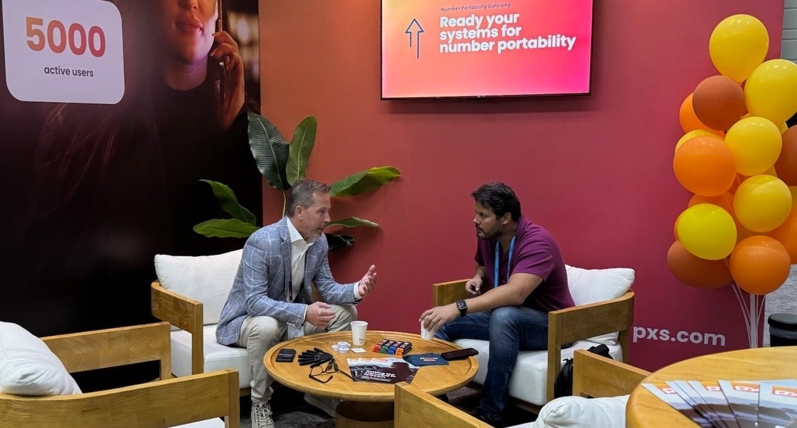 Berry Bartels (CTO at PXS) talking to a representative from Qonekt, Curaçao